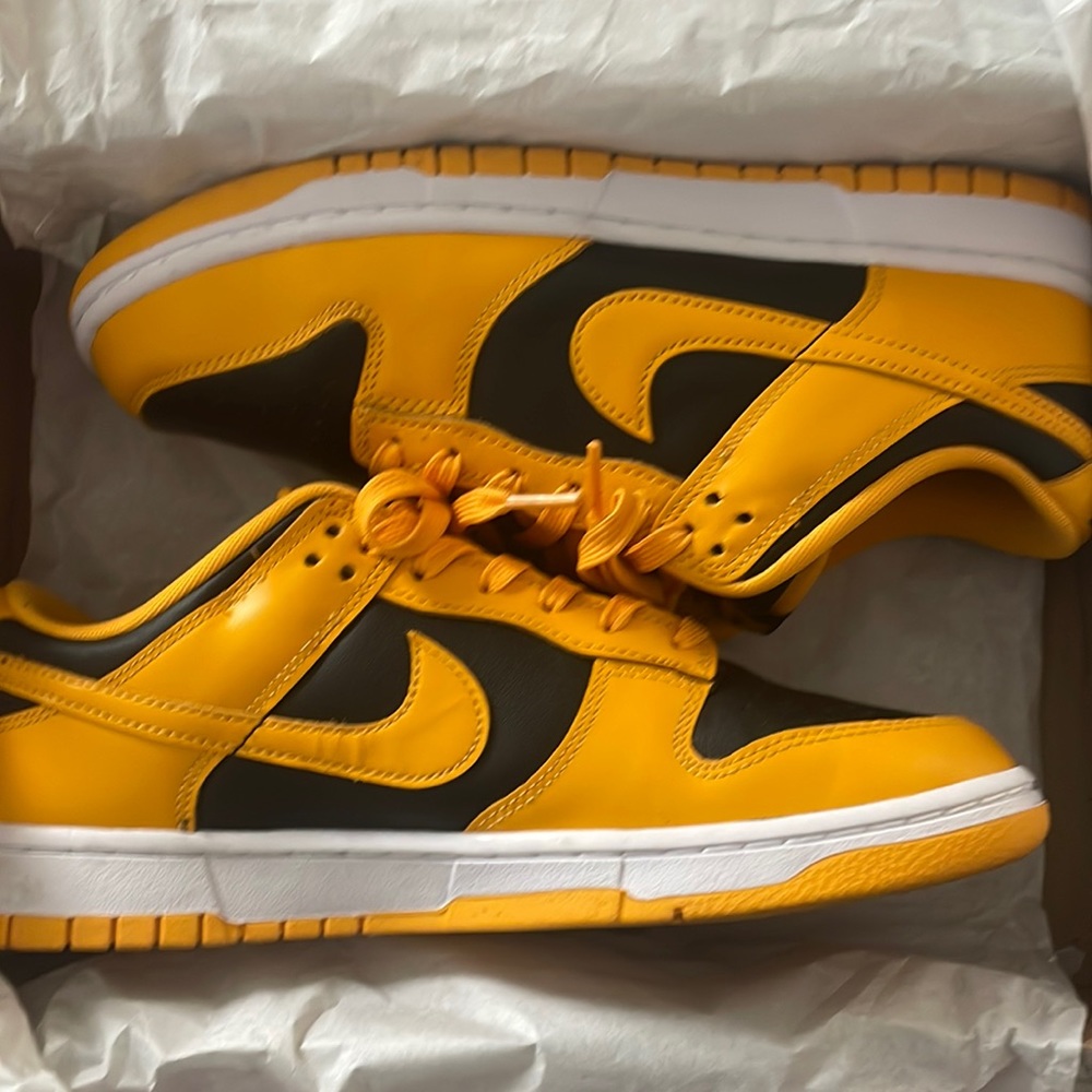 Nike dunk low goldenrod